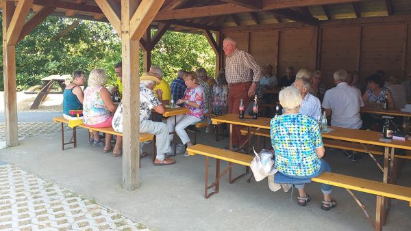 Zufriedene Gäste auf dem Grillfest an der Grillhütte